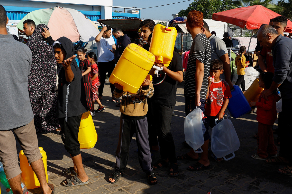 Người Palestine xếp hàng lấy nước tại một trung tâm do Liên Hợp Quốc điều hành ở Khan Younis (Dải Gaza).
