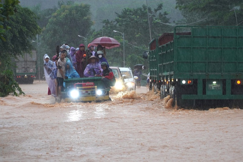 Mưa lớn khiến cho Quốc lộ 15A đoạn qua xã Hà Linh (huyện Hương Khê) bị ngập nước, giao thông chia cắt hoàn toàn.  