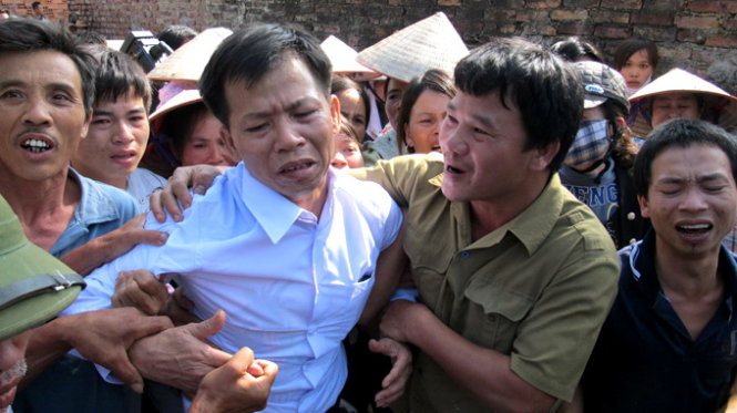 Người thân, bạn bè chào đón ông Nguyễn Thanh Chấn trở về sau 10 năm tù oan về tội giết người. 