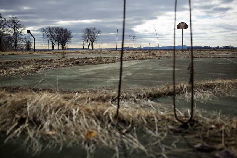 Sân bóng rổ cũ tại trường trung học Valmeyer bị bỏ hoang. Toàn bộ thị trấn đã được chuyển đến vùng đất cao hơn sau trận lũ lụt năm 1993. Ảnh: New York Times