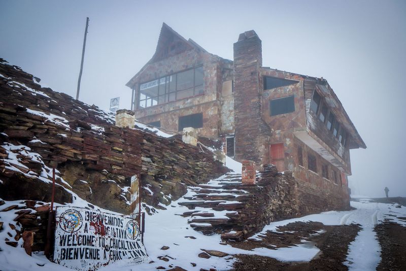 Khu nghỉ dưỡng trượt tuyết Chacaltaya bị bỏ hoang ở Bolivia đóng cửa vào năm 2009. Ảnh: Getty  