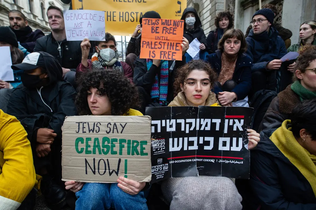 Người dân biểu tình để kêu gọi ngừng bắn trong cuộc xung đột Israel - Hamas ở trước Văn phòng Ngoại giao (London, Vương quốc Anh). (Ảnh: Guy Smallman/Getty Images)