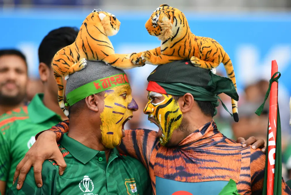 Khán giả theo dõi trận đấu Giải cricket Vô địch Thế giới 2023 giữa Pakistan và Bangladesh tại Eden Gardens (Kolkata, Ấn Độ). (Ảnh: Alex Davidson - ICC/ICC/Getty Images)