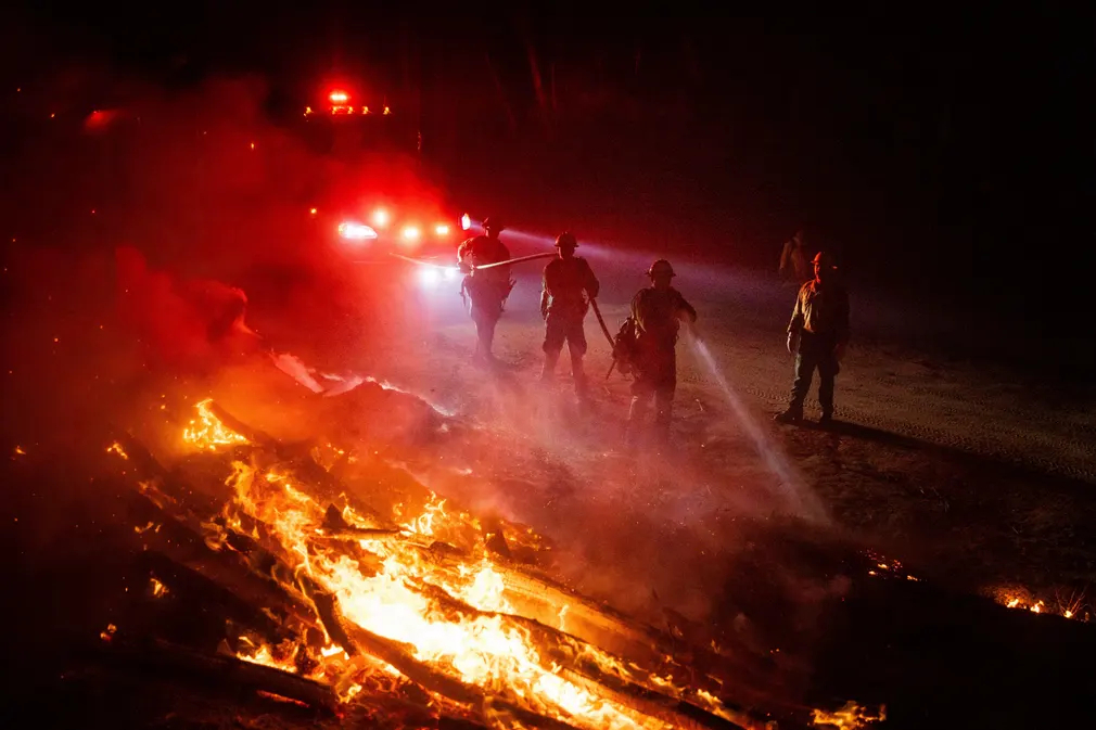 Lính cứu hỏa nỗ lực dập tắt đám cháy rừng ở California (Mỹ). (Ảnh: Ethan Swope/AP)