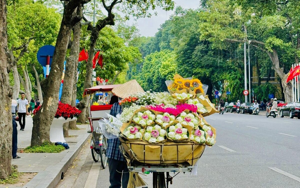 Một trong những thứ khiến chị Trần Hường thích thú nhất tại Hà Nội chính là những xe hoa đầy màu sắc được bán trải dài trên các tuyến phố, tạo nên một hình ảnh riêng biệt cho Thủ đô.