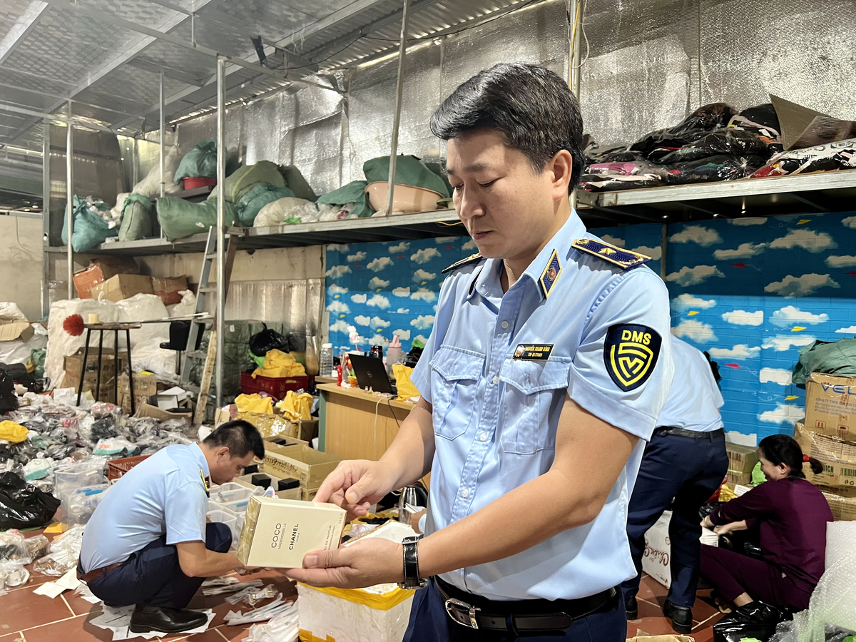 Phó Tổng Cục trưởng Nguyễn Thanh Bình cùng đại diện Công an thành phố Pleiku trực tiếp kiểm tra hàng hoá 