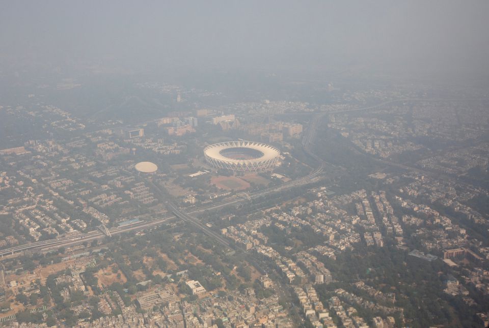 Lớp sương chứa đầy khói bụi và khí thải bao trùm thành phố. (Ảnh: Reuters)