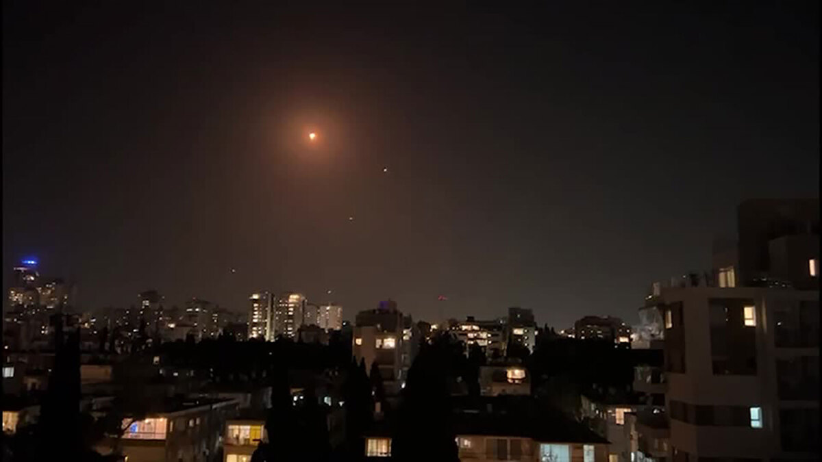 Hệ thống Vòm Sắt của Israel đánh chặn tên lửa trên bầu trời Tel Aviv (Israel) hôm 4/11. (Ảnh: Reuters)