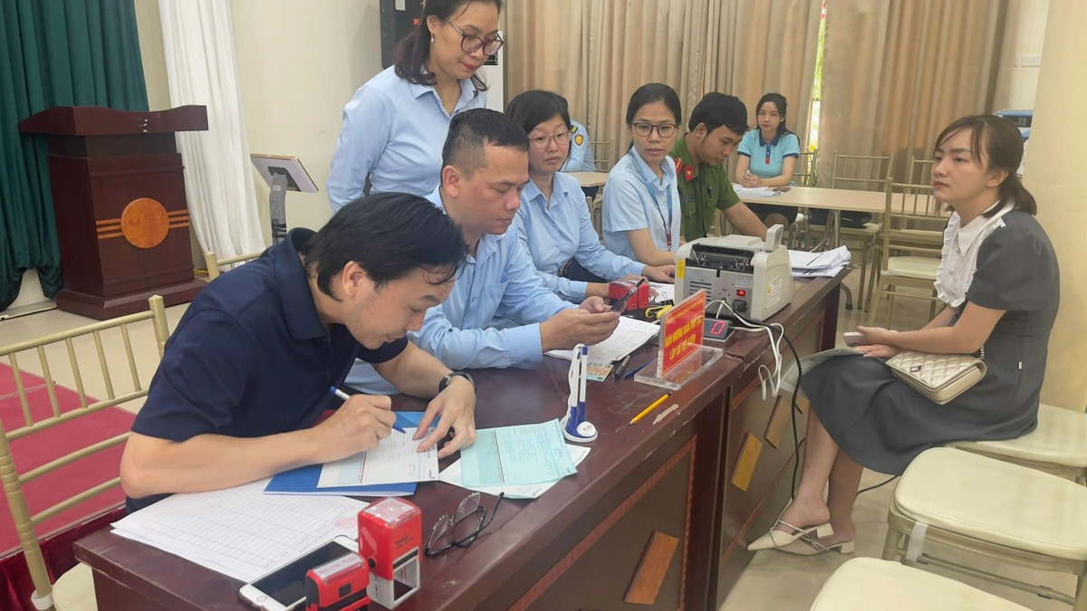 Quận Thanh Xuân tiến hành trao số tiền của mạnh thường quân hỗ trợ nạn nhân vụ cháy chung cư mini ở Khương Hạ. (Ảnh: UBND phường Khương Đình)