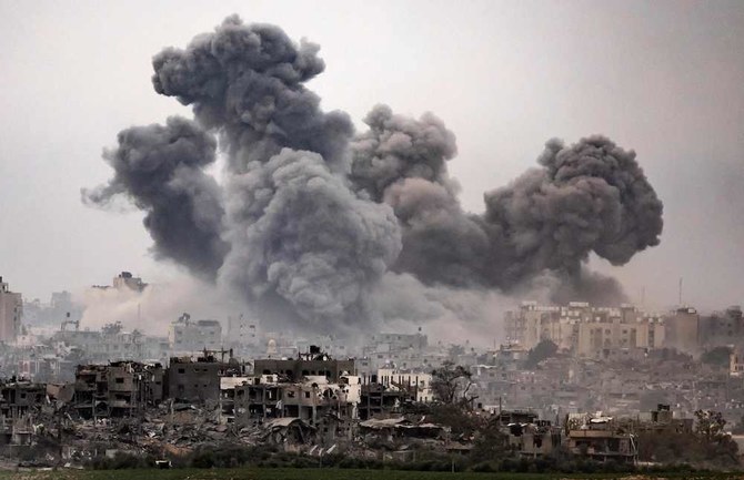 Cột khói đen bốc lên sau cuộc tấn công của Israel vào Dải Gaza.