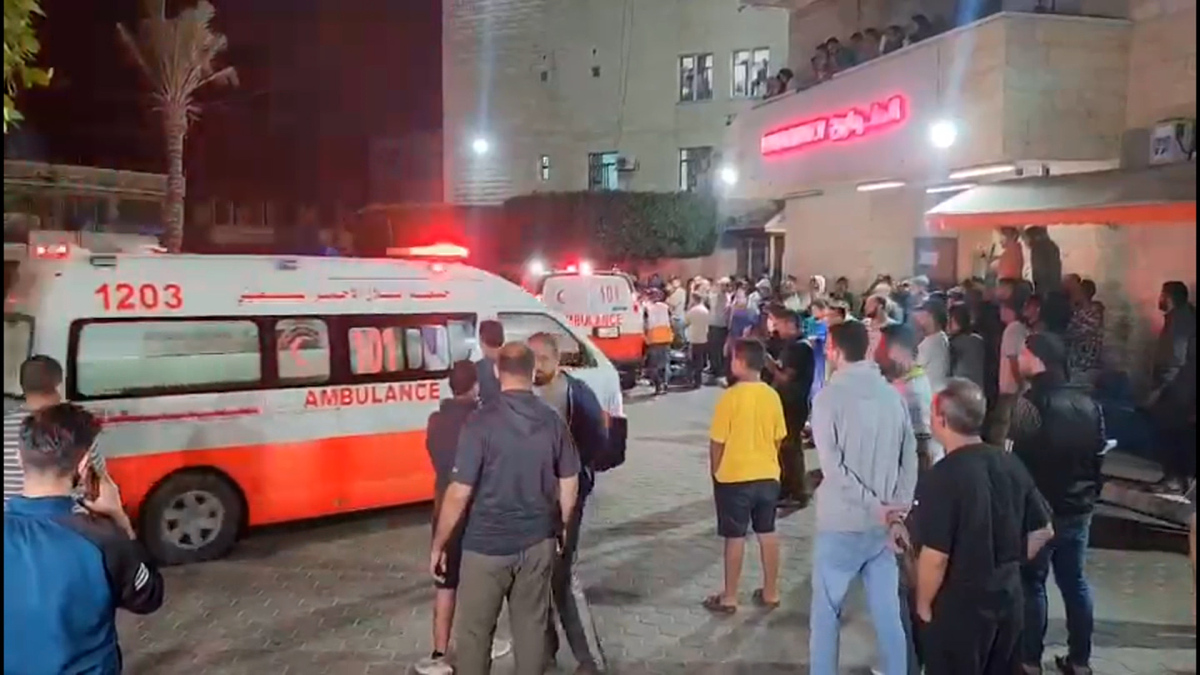 Những người bị thương trong các cuộc tấn công của Israel vào trại tị nạn Al - Maghazi được đưa đến bệnh viện Al - Aqsa ở Deir Al - Balah (Dải Gaza). (Ảnh: CNN)