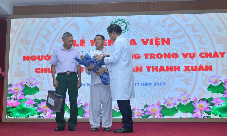Thiếu tá quân đội Nguyễn Văn Chương, nạn nhân nặng nhất trong vụ cháy chung cư mini ở Thanh Xuân trong ngày ra viện.