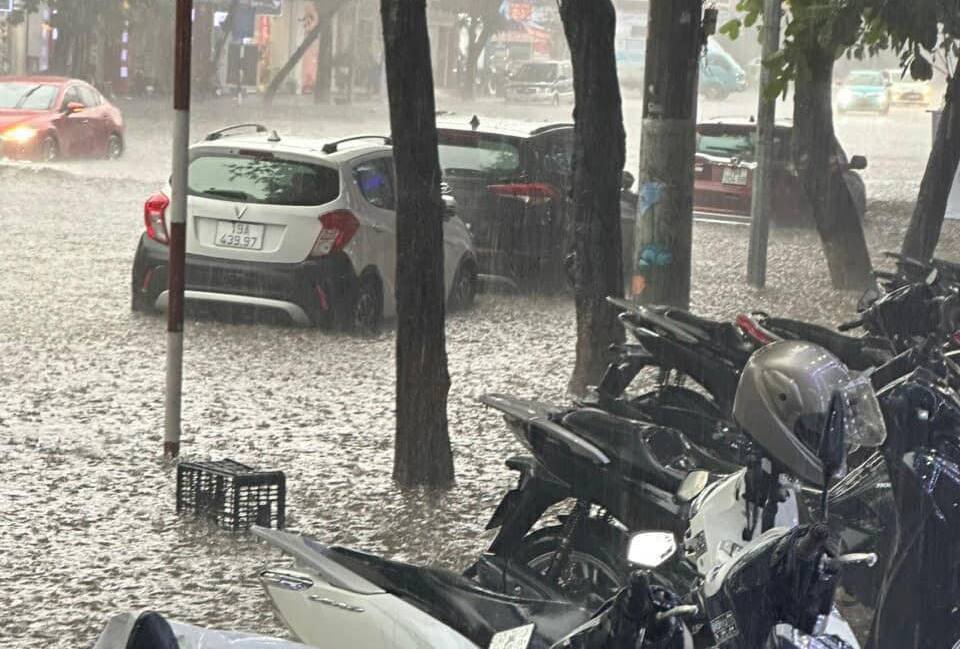 Cơ quan khí tượng ghi nhận lượng mưa từ 9 đến 12h hôm nay ở Phú Lộc hơn 70 mm, Lâm Thao 65 mm.