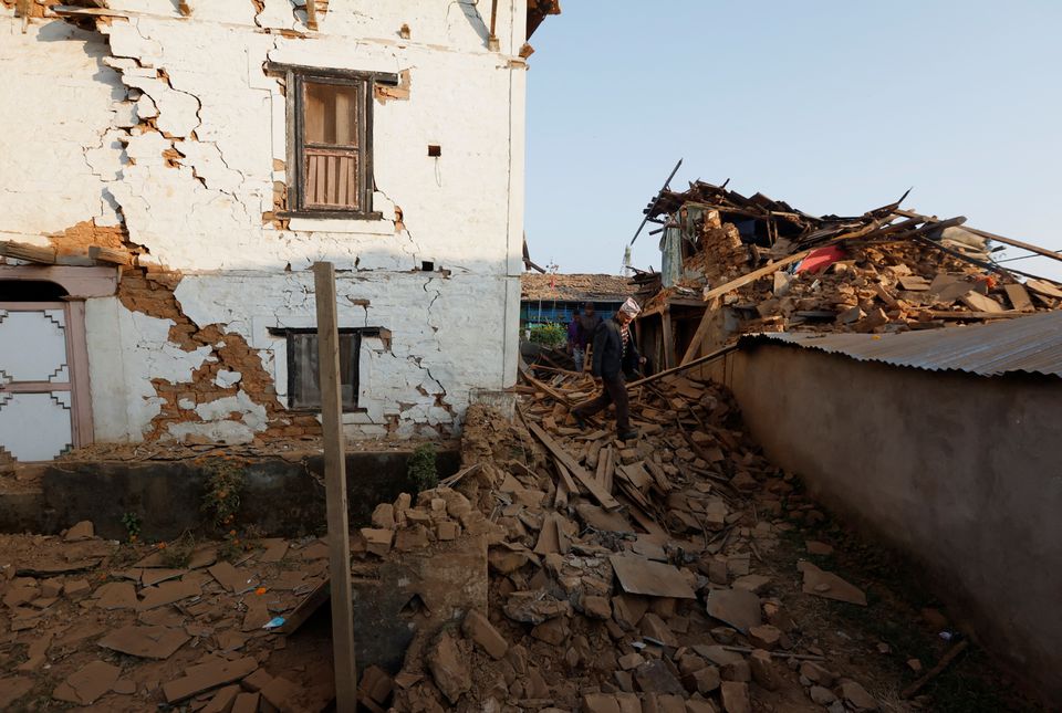 Trận động đất khiến những ngôi nhà đổ sập. (Ảnh: Reuters)