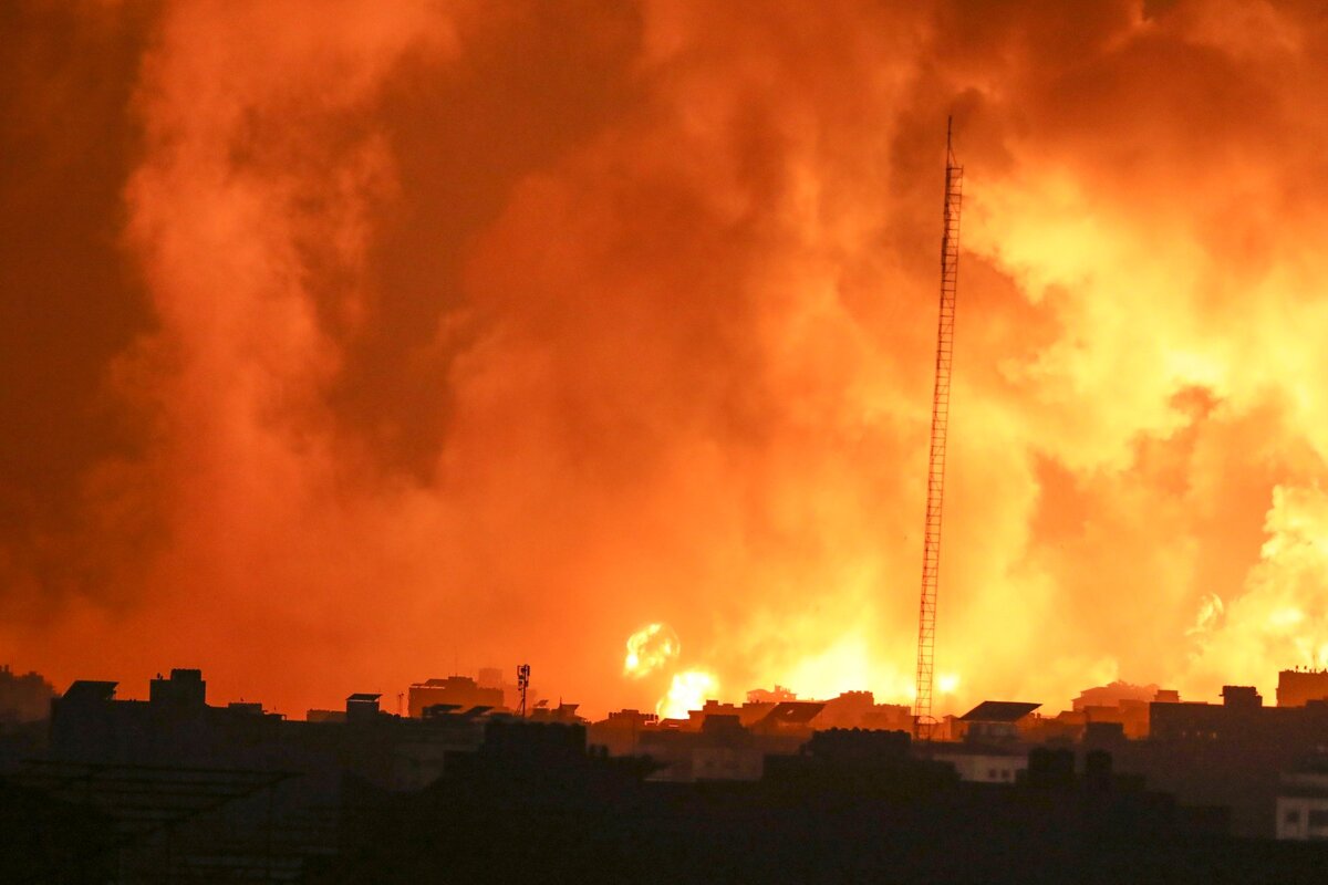 Lửa và khói bốc lên từ các tòa nhà sau cuộc không kích của Israel vào thành phố Gaza. (Ảnh: AP)