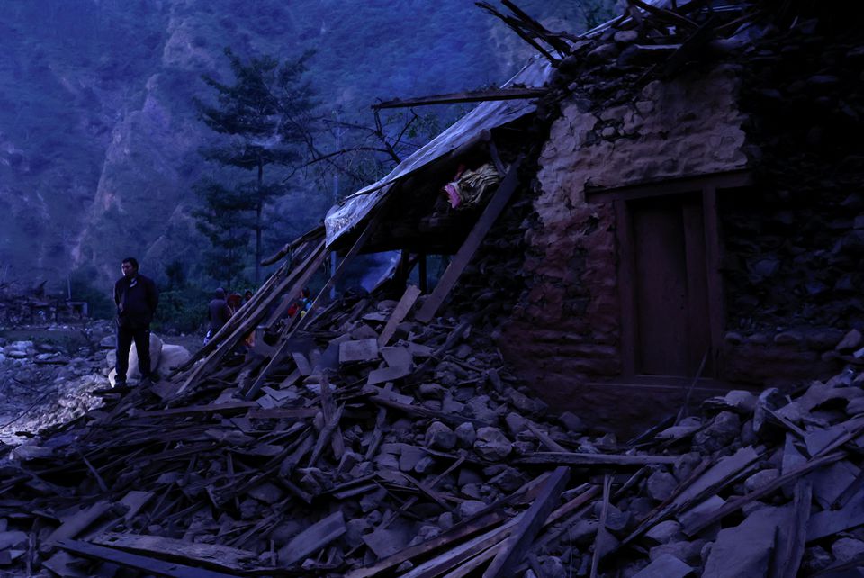 Ngôi nhà vốn đã lụp xụp, nay trở thành đống đổ nát. (Ảnh: Reuters)