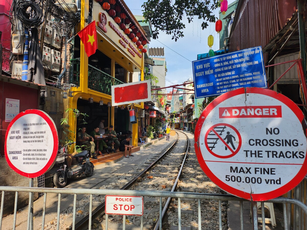 Các tấm biển cảnh báo ngay lối vào khu cà phê đường tàu. Ảnh Trịnh Anh