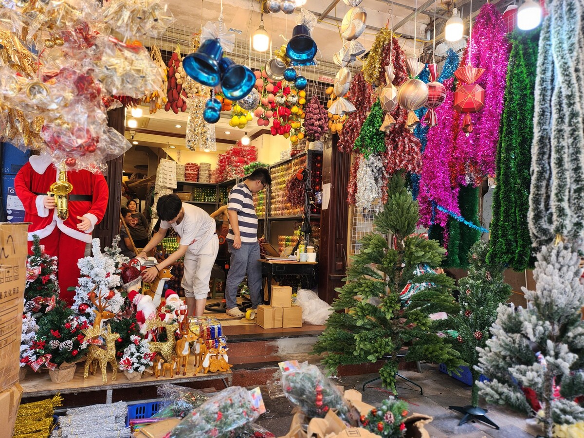 Ghi nhận thực tế vào ngày 6/11, trên phố Hàng Mã, quận Hoàn Kiếm, Hà Nội các mẫu hàng hoá chuẩn bị cho dịp lễ Giáng Sinh đã được bày trí vô cùng rực rỡ.  Ảnh Trịnh Anh