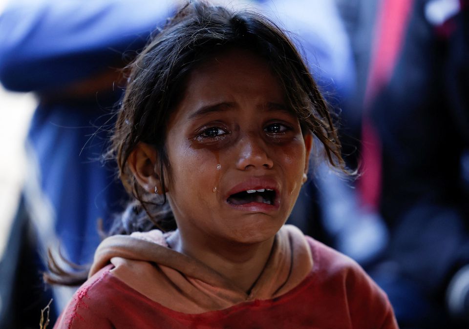 Có những giọt nước mắt đã rơi sau vụ thảm họa kinh hoàng. (Ảnh: Reuters)