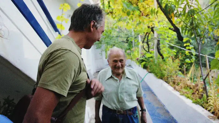 Dan Buettner gặp ông Stamatis Moraitis ở khu vườn sau nhà ông. (Ảnh: Netflix)