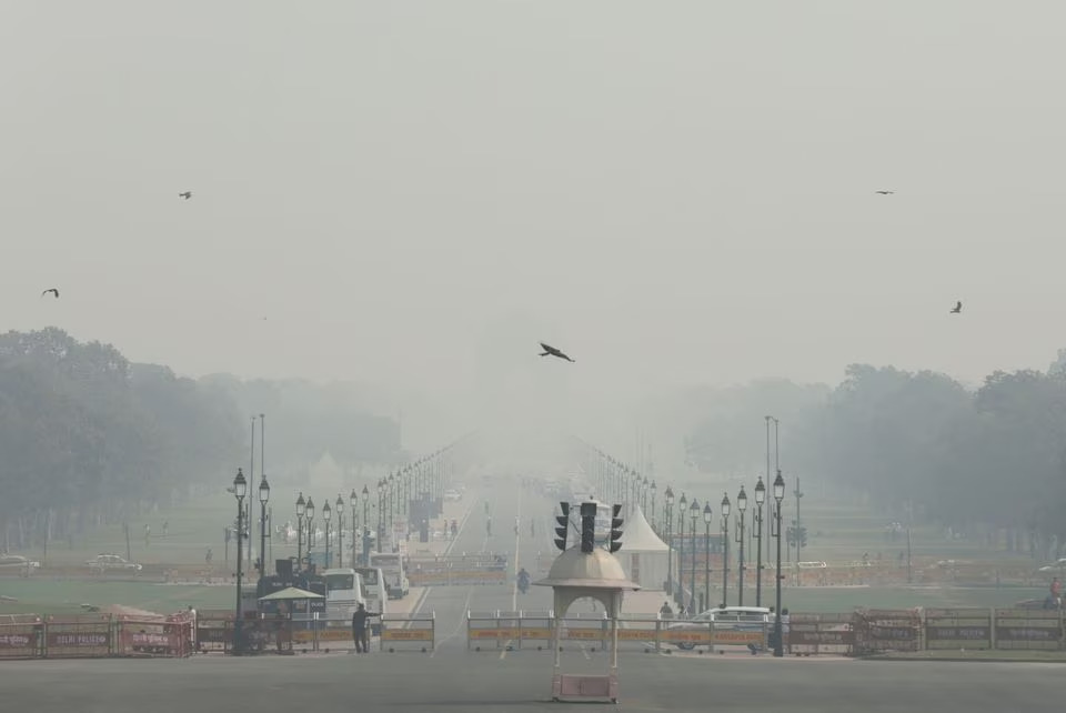 Con đường bị bao phủ bởi làn khói mù mịt vào buổi sáng ở thủ đô New Delhi (Ấn Độ). (Ảnh: Reuters)