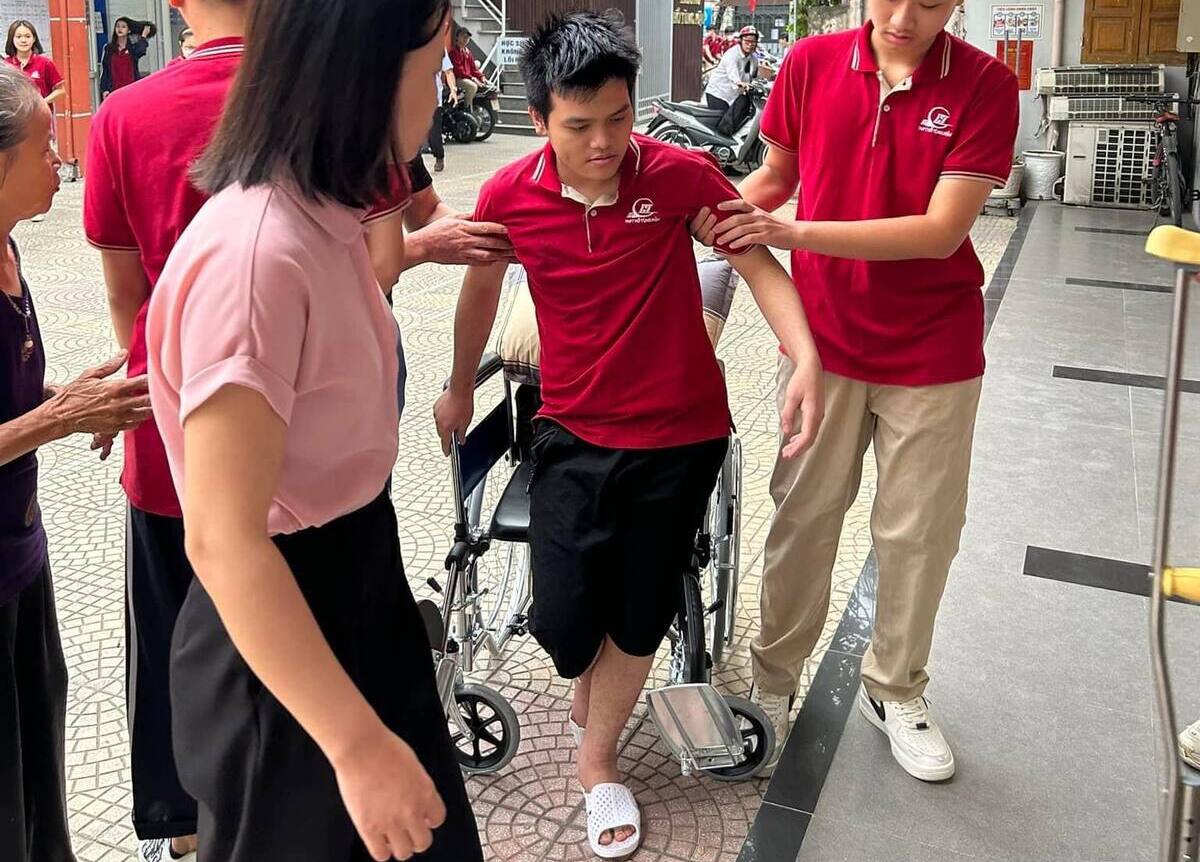 Do bị chấn thương sau vụ cháy nên Phong phải ngồi xe lăn tới trường.