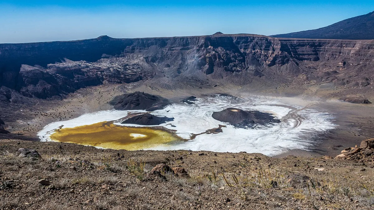 Miệng núi lửa Trou au Natron khi nhìn từ mặt đất. (Ảnh: Gerhard Holub)
