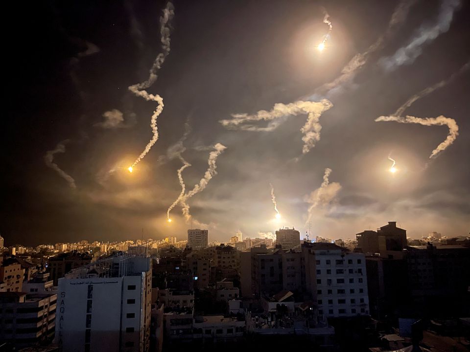 Lực lượng Israel thả pháo sáng trong bối cảnh xung đột đang diễn ra giữa Israel và Hamas. (Ảnh: Reuters)