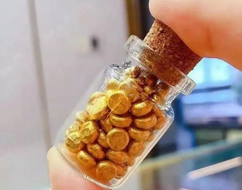 Những hạt vàng có kích thước bằng “hạt đậu” được tích trong lọ thuỷ tinh của giới trẻ Trung Quốc.