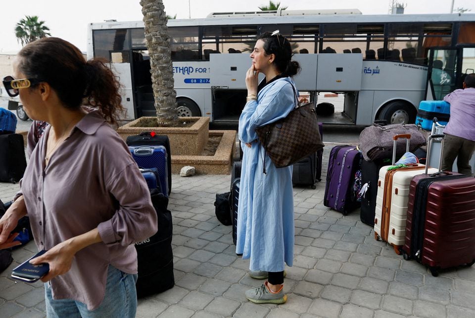 Suzan Beseiso đang chờ giấy phép rời khỏi Gaza tại cửa khẩu biên giới Rafah. (Ảnh: Reuters)