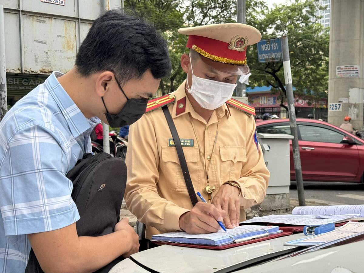 Còn anh Đ.M.Đ. (39 tuổi, quê ở Định Hóa, Thái Nguyên) cũng sợ hãi khi bị CSGT kiểm tra vì qua đường không đúng nơi quy định. Anh Đ. xin lực lượng CSGT bỏ qua vi phạm.