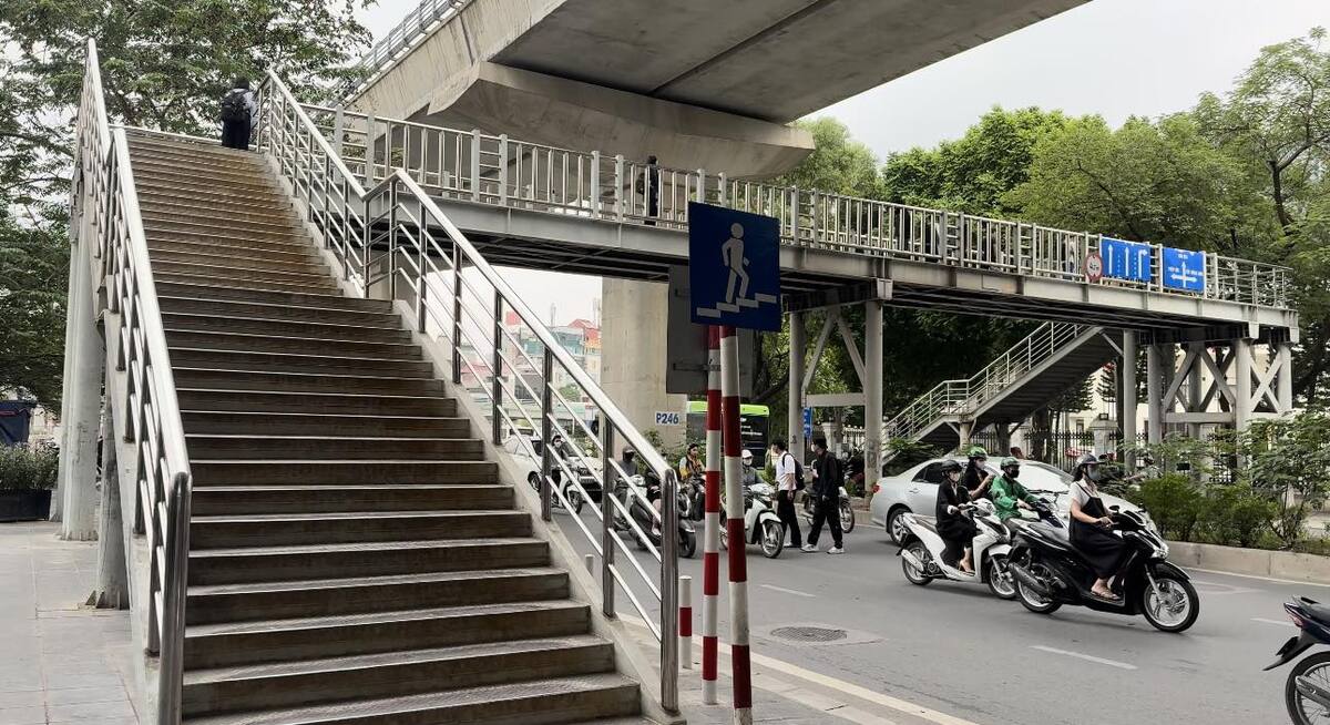 Ghi nhận của PV, trên đường Xuân Thủy (quận Cầu Giấy, Hà Nội) có một cầu vượt bộ hành kèm lối lên xuống khá thuận tiện, gần điểm chờ xe buýt và cổng trường học. Tuy nhiên, nhiều người vẫn bất chấp nguy hiểm đi bộ băng qua đường.