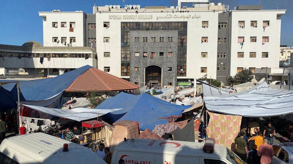 Bệnh viện Al Shifa trở thành nơi tập trung của thường dân phải sơ tán, rời bỏ nhà cửa. (Ảnh: Reuters)
