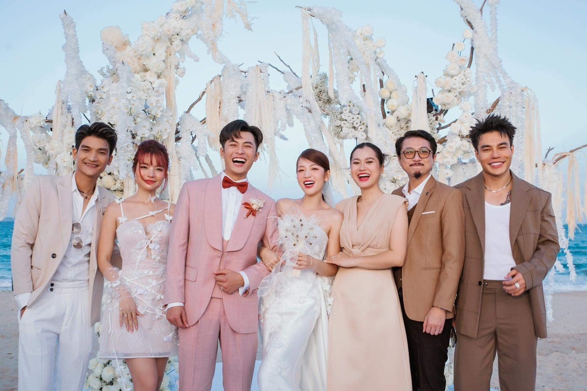 Vợ chồng Mạc Văn Khoa cùng nhiều nghệ sĩ trong tiệc cưới của vợ chồng Puka tại Nha Trang.