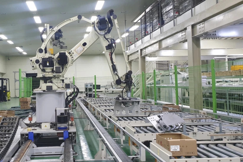 Robot làm việc trong một nhà máy đóng gói rau quả ở Hàn Quốc. (Ảnh: AP)