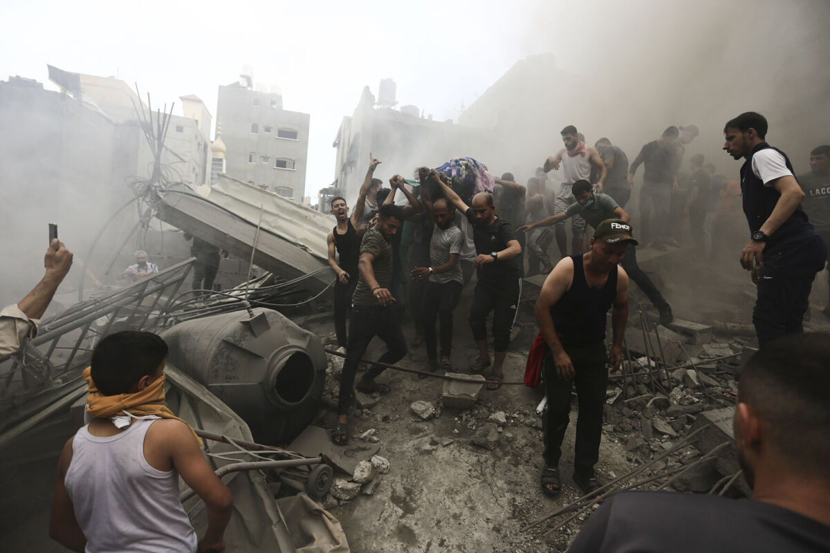 Người dân khiêng thi thể của các nạn nhân thiệt mạng trong cuộc không kích của Israel.