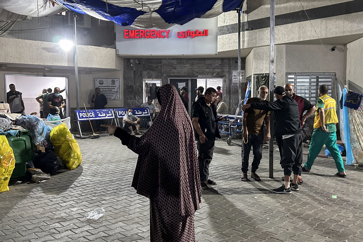 Người dân đứng bên ngoài phòng cấp cứu của Bệnh viện Al - Shifa.