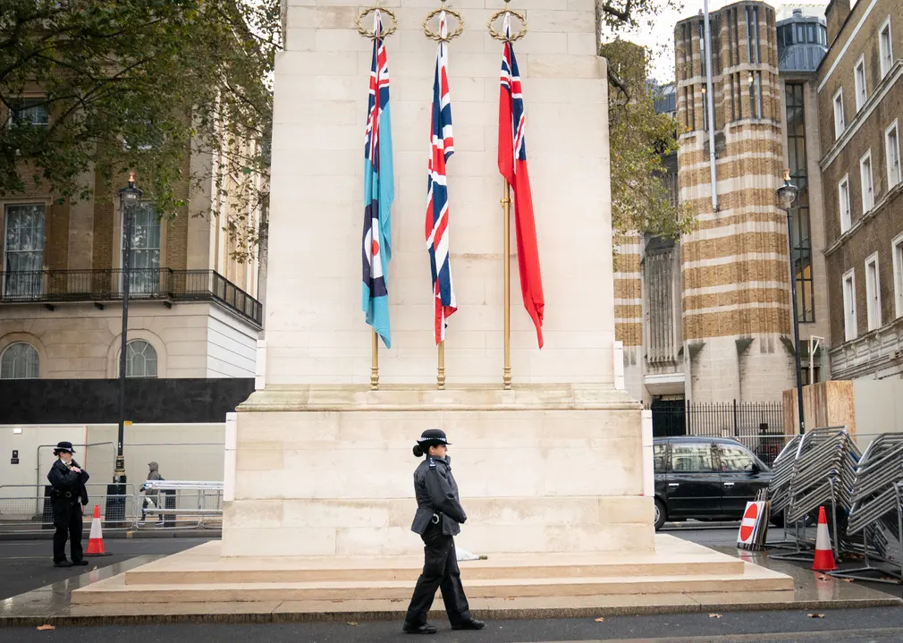 Nữ cảnh sát đang tuần tra bên tượng đài Cenotaph trên con đường Whitehall (Westminster, London, Vương quốc Anh). (Ảnh: Stefan Rousseau/PA)