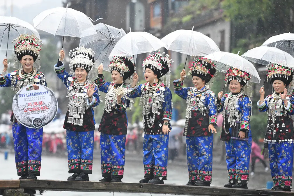 Phụ nữ trình diễn trang phục truyền thống trong lễ hội văn hóa tại Phượng Hoàng cổ trấn (tỉnh Hồ Nam, Trung Quốc). (Ảnh: China News Service/Getty Images)
