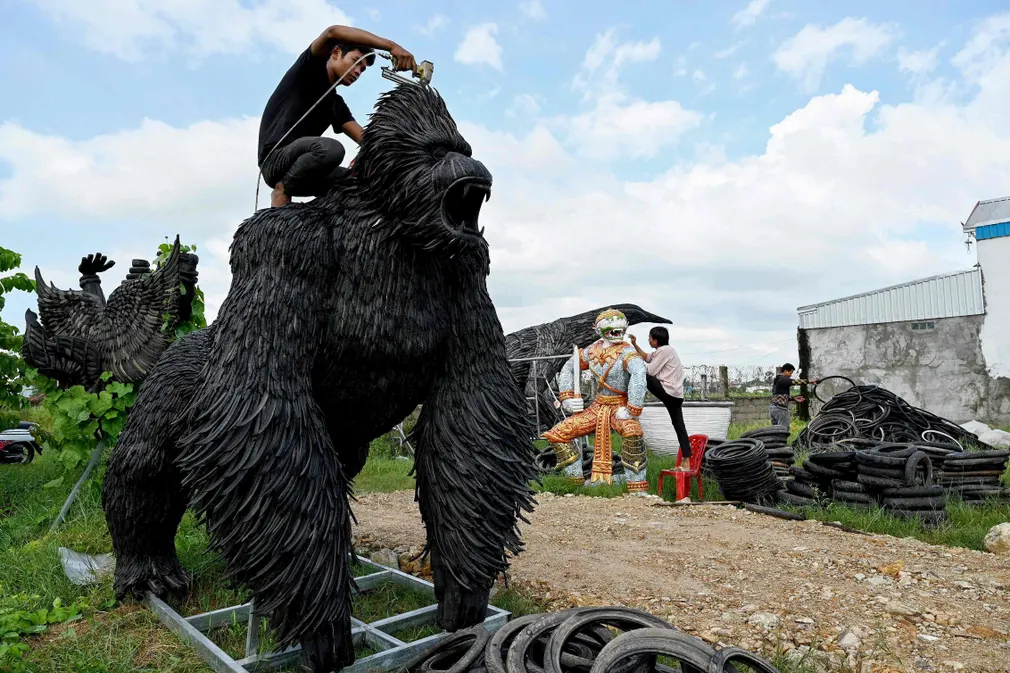 Bức tượng King Kong được tạo ra từ lốp xe máy, xe đạp cũ bởi nghệ sĩ Mean Tithpheap và hai người bạn ở Kandal (Campuchia). (Ảnh: Tang Chhin Sothy/AFP/Getty Images)
