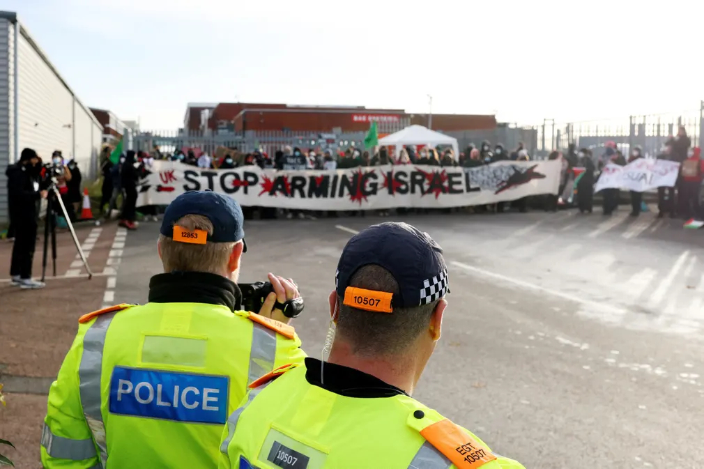 Công nhân biểu tình bên ngoài nhà máy BAE Systems (Rochester, Vương quốc Anh) kêu gọi chấm dứt việc bán vũ khí cho Israel và ngừng bắn ở Dải Gaza. (Ảnh: Susannah Ireland/Reuters)