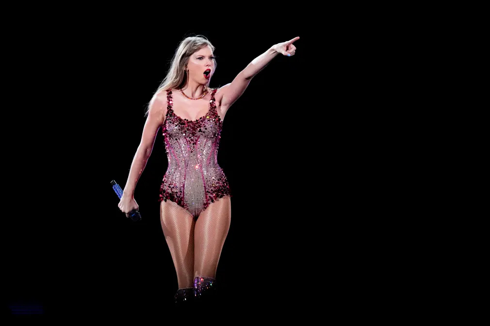 Taylor Swift biểu diễn trong buổi hòa nhạc Eras Tour tại sân vận động Monumental (Buenos Aires, Argentina). (Ảnh: Natacha Pisarenko/AP)