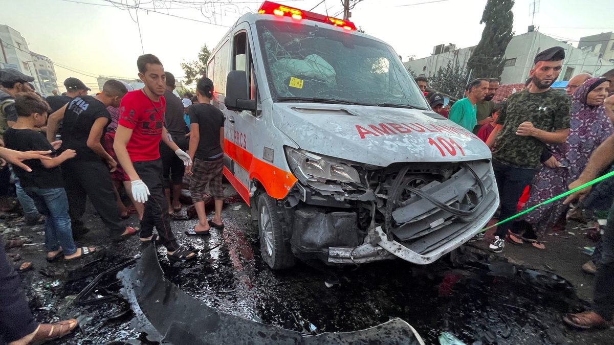 Xe cứu thương bên ngoài Bệnh viện Al - Shifa bị hư hỏng nặng sau cuộc tấn công của Israel.