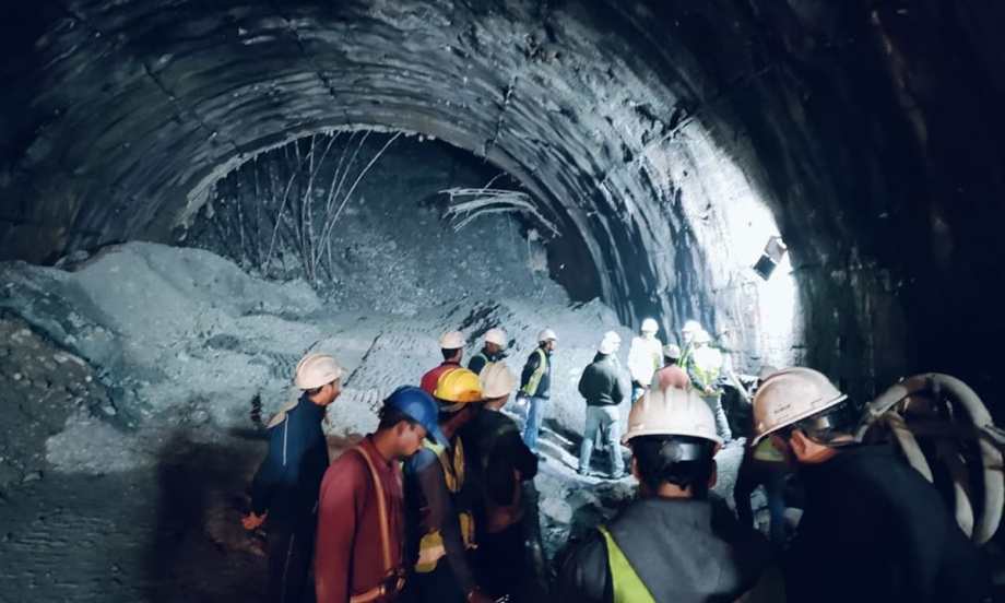 Hiện trường vụ sập đường hầm ở bang Uttarakhand, miền Bắc Ấn Độ ngày 12/11. (Ảnh: Indian Express)