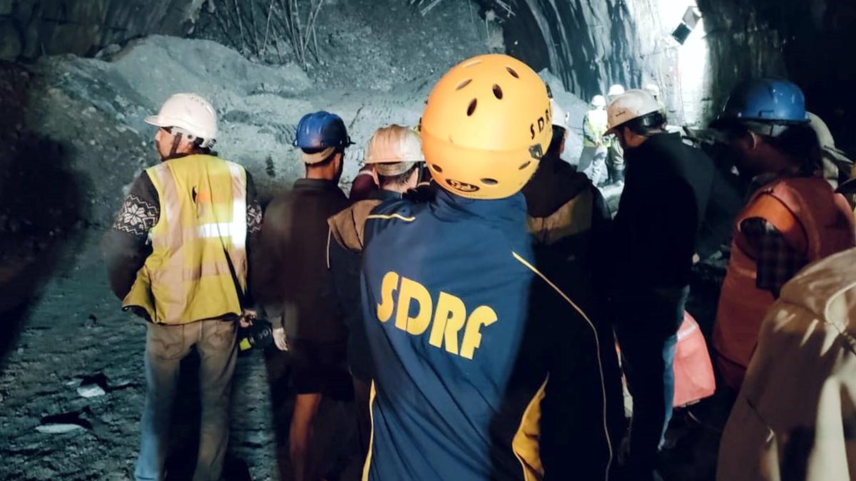 Lực lượng Ứng phó Thảm họa Tiểu bang (SDRF) và các đội Cảnh sát tiến hành hoạt động cứu hộ tại một đường hầm đang được xây dựng từ Silkyara đến Dandalgaon bị sập ở Uttarkashi vào ngày 12 tháng 11 năm 2023 | Tín dụng hình ảnh: ANI