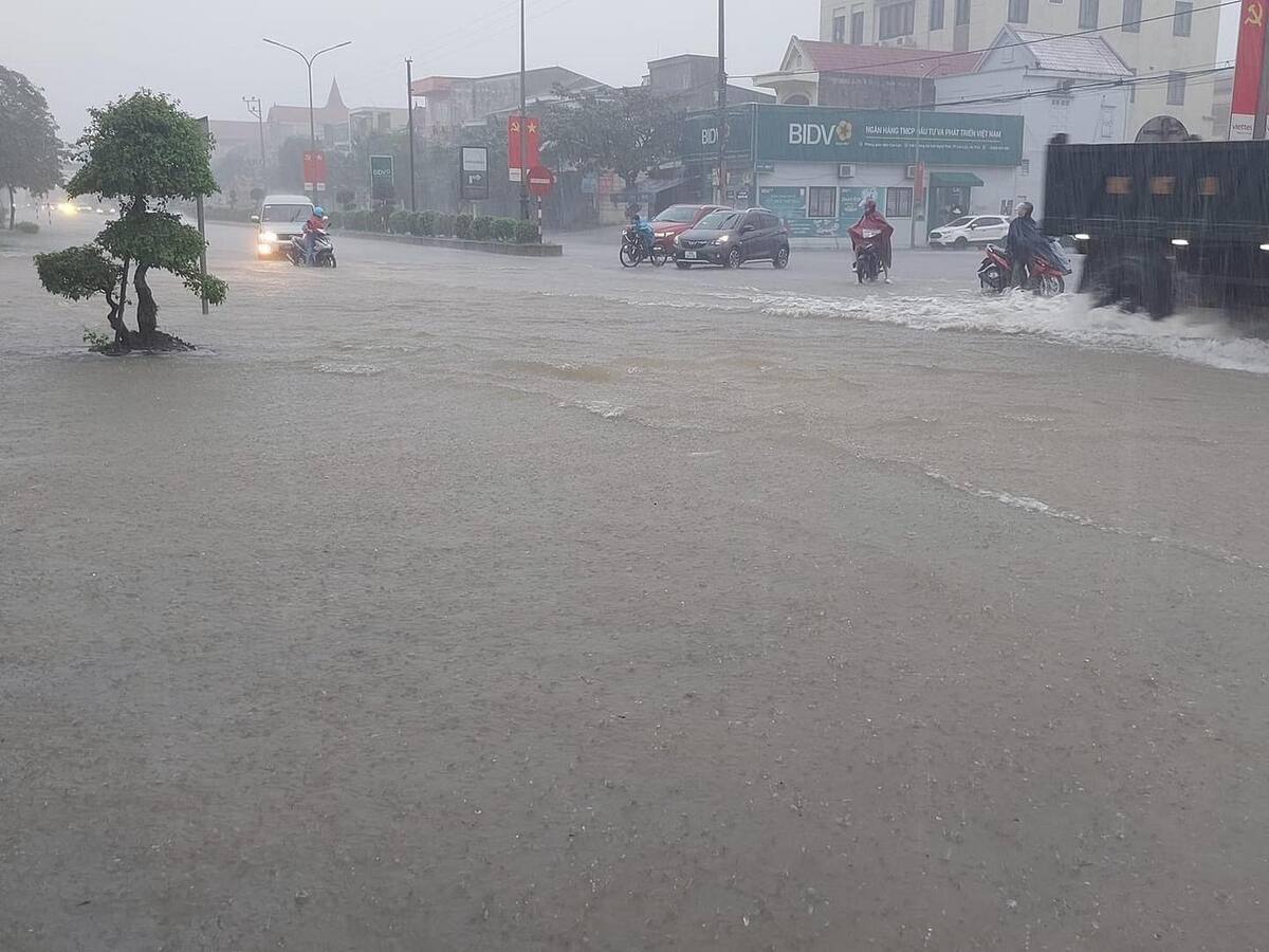 Đặc biệt, tại thị trấn Nghèn (huyện Can Lộc) nhiều tuyến đường bị ngập nước, Quốc lộ 1 đi qua thị trấn này có đoạn bị ngập từ 0,2-0,3m khiến phương tiện di chuyển khó khăn.