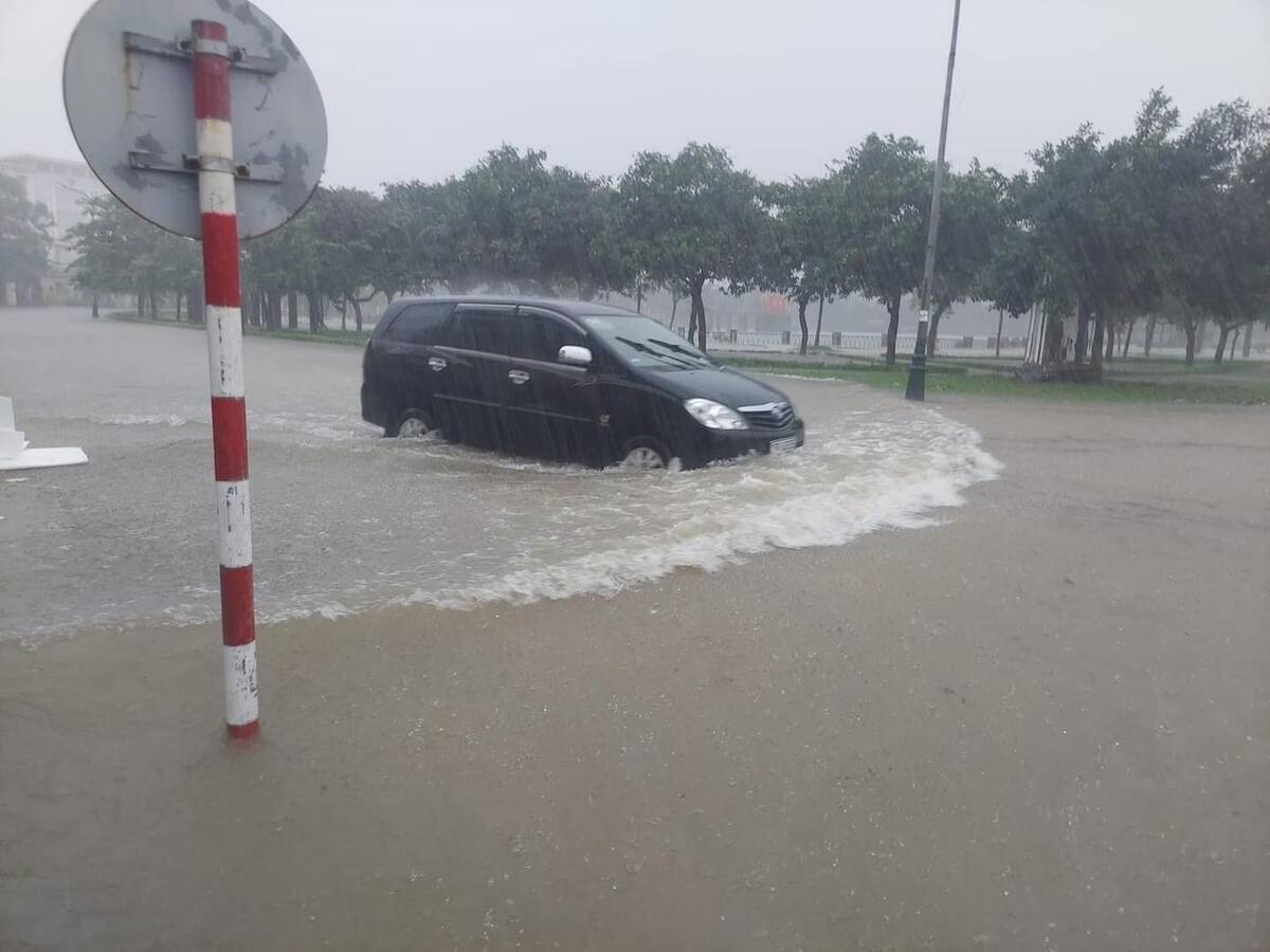 Mưa lớn đã khiến nhiều nơi như thành phố Hà Tĩnh, huyện Can Lộc, huyện Lộc Hà ngập sâu. Đặc biệt, tại thị trấn Nghèn (huyện Can Lộc) nhiều tuyến đường bị ngập nước, QL 1 đi qua thị trấn này có đoạn bị ngập từ  0,2-0,3m khiến phương tiện di chuyển khó khăn.