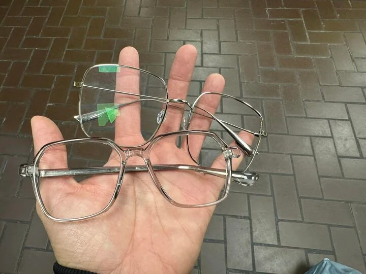 Va chạm làm hai chiếc kính của anh bị hỏng.