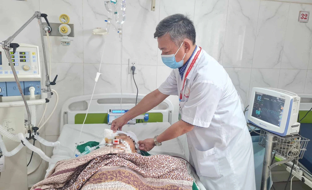 Bác sĩ Huỳnh Như Đồng đang kiểm tra tình trạng sức khỏe của bé trai 12 tuổi bị đạn xuyên qua đầu. 