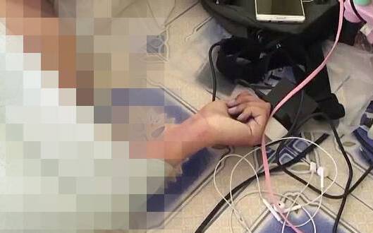 Trong lúc cắm sạc pin điện thoại, chiếc vòng bạc đeo ở cổ tay em vô tình lọt vào ổ cắm điện khiến nữ sinh bị điện giật tử vong. (Ảnh minh họa)